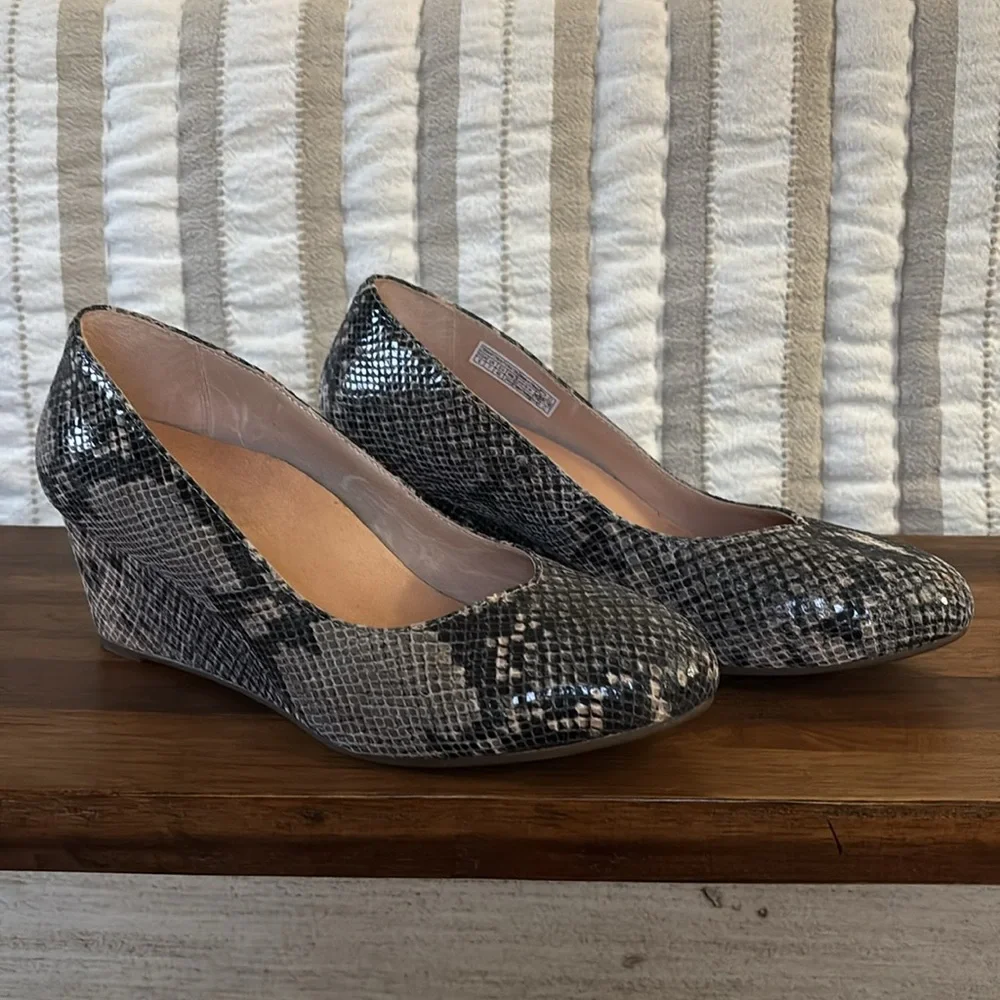 Vionic Antonia textured snakeskin reptile printed wedge pump shoes 9 - Picture 3 of 7